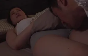 3 ngày gã chồng đi công tác, vợ ở nhà nữa đêm bị bố chồng yêu mò vào phòng