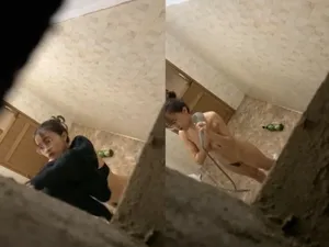 Quay lén người yêu vú đẹp tắm, khe bướm chảy nước ròng ròng